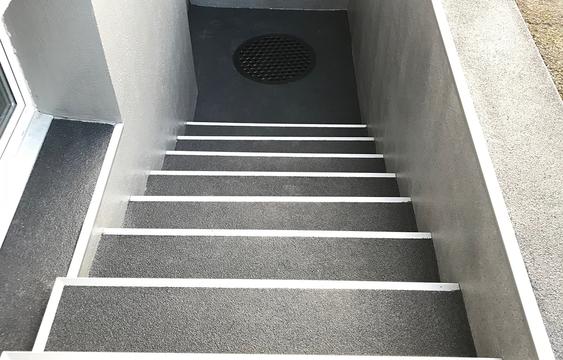 Un escalier de cave brille d’une nouvelle splendeur