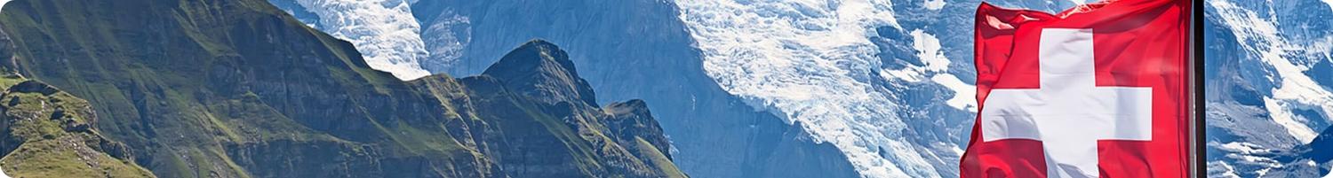 Schweizer Berge und Flagge